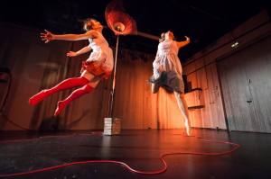 Paleltunut taivas, kuvassa Venla Korja ja Hanna Korhonen. Kuva: Jukka Kontkanen. Seinäjoen kaupunginteatteri.